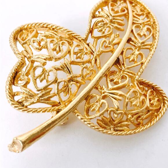 Vintage Gold Tone Filigree Leaf Butterfly Brooch Mid Century Delicate Jewelry - Picture 2 of 10
